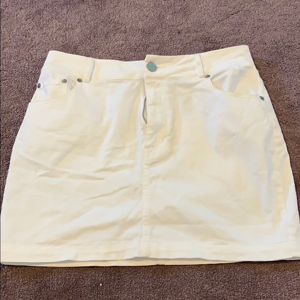 Forever 21 • White Miniskirt